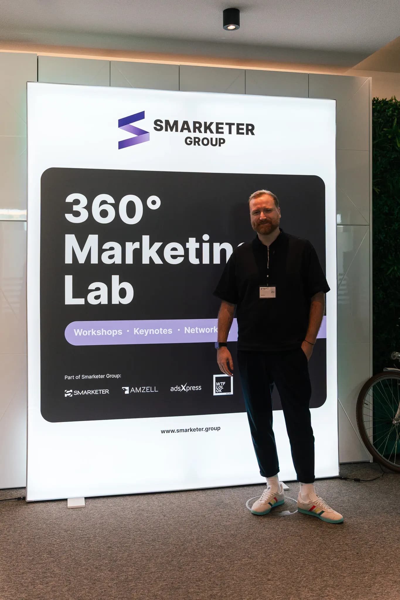 Marcel Richter vor dem Aufsteller des 360° Marketing Lab der Smarketer Group